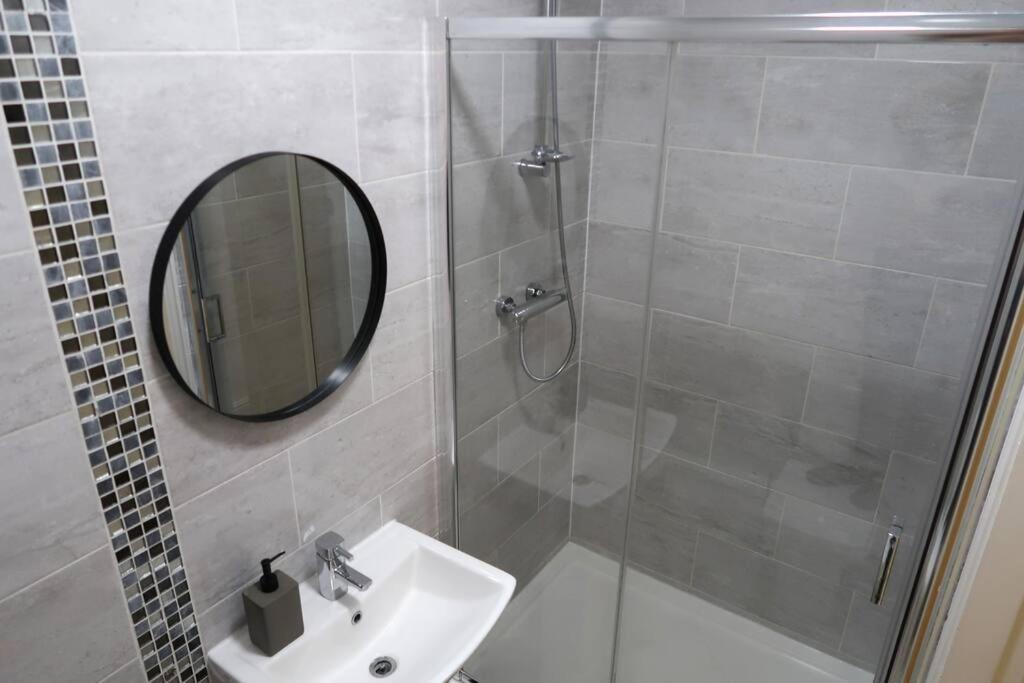 Two-Bedroom Apartment With Scenic Balcony View Shipley  Exteriör bild